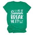 Detaillierte Nahaufnahme eines grünen T-Shirts mit dem Aufdruck 'Is It Summer Break Yet?' - S / Oberteile / Dunkelgrün