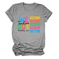 Gedetailleerd overzicht van het grijze Teachers We Out katoenen T-shirt voor dames - S / Tops / Donkergrijs (Zwart Lettertype)