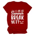 Damen T-Shirt in Weinrot mit weißem „Is It Summer Break Yet?“ Spruch und Rundhals - S / Oberteile / Rot