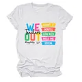 Detailweergave van de kleurrijke tekstprint voor leraren op wit katoenen T-shirt - S / Tops / Wit