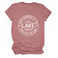Vue détaillée d'un t-shirt mauve avec impression graphique circulaire du slogan Lake - S / Hauts / Or Rose (Police Blanche)