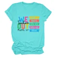 Detailweergave van de Teachers We Out grafische print op een turquoise T-shirt. - S / Tops / Diepwaterblauw (Zwarte Letters)