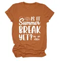 Detailansicht der 'Is It Summer Break Yet?' Grafik auf einem orangefarbenen T-Shirt. - S / Oberteile / Gebranntes Orange (Weißen Text)