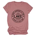 Gros plan d'un t-shirt mauve pour femmes avec le slogan 'What happens at the lake' - S / Hauts / Or Rose (Police Noire)