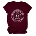 Gros plan d'un t-shirt bordeaux affichant l'imprimé graphique 'What Happens At The Lake'. - S / Hauts / Bordeaux
