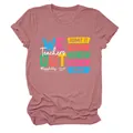 Close-up van een roze leraren-T-shirt met kleurrijke geprinte slogans erop - S / Tops / Roségoud (Witte Letters)