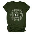 Vue détaillée d'un t-shirt vert foncé avec slogan Lake et col rond confortable - S / Hauts / Vert Militaire
