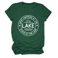 Détail d'un t-shirt vert foncé à col rond avec imprimé Lake dans un cercle blanc - S / Hauts / Vert Vintage (Police Blanche)