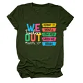 Detailweergave van een legergroen T-shirt met levendige Teachers We Out grafische print - S / Tops / Legergroen
