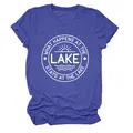Vue détaillée du graphique 'What Happens at the Lake' sur un T-shirt violet chiné - S / Hauts / Bleu Rétro (Police Blanche)