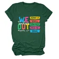Detail van Teachers We Out print op een donkergroen casual dames t-shirt - S / Tops / Vintage Groen