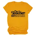 Vista dettagliata della t-shirt gialla con stampa grafica 'Teacher' e morbido cotone - Taglia S / Top / Giallo Senape (Carattere Nero)