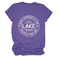 Détail d'un t-shirt violet pour femme avec imprimé What Happens at the Lake - S / Hauts / Violet (Police Blanche)
