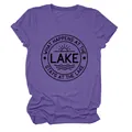 Détail du t-shirt violet pour femme avec impression graphique de slogan sur le thème du lac. - S / Hauts / Violet (Police Noire)