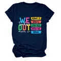 Detail van kleurrijke 'Teachers We Out' print op donkerblauw T-shirt met ronde hals - S / Tops / Marineblauw
