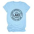 Détail d'un t-shirt femme bleu clair avec l'imprimé 'What Happens at the Lake' - S / Hauts / Bleu Clair (Police Noire)