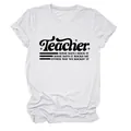 Vista dettagliata dello slogan 'Teacher' stampato su una comoda maglietta in cotone bianco - Taglia S / Top / Colore sabbia