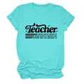 Dettaglio ravvicinato della grafica stampata per insegnanti su una t-shirt turchese - Taglia S / Top / Blu Acqua Profonda (Font Nero)