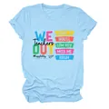 Lichtblauw dames T-shirt met kleurrijke 'Teachers We Out' grafische print - S / Tops / Lichtblauw (Zwarte Tekst Gekleurde Grafiek)
