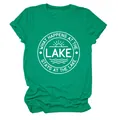 Détail d'un t-shirt femme vert avec l'imprimé 'What Happens at the Lake' en blanc - S / Hauts / Vert Foncé (Police Blanche)