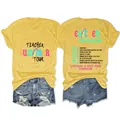 Gedetailleerd overzicht geel T-shirt met Teacher Summer Tour prints voor en achter - S / Tops / Geel (Zwarte Print)