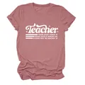 Dettaglio della stampa Teacher su t-shirt rosa a girocollo con maniche corte. - Taglia S / Top / Oro Rosa (Font Bianco)