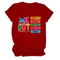 Close-up van een rood T-shirt met levendige Teachers We Out typografische print. - S / Tops / Rood (Witte Letters Meerkleurige Grafiek)