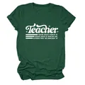 Dettaglio della stampa grafica Teacher su t-shirt in cotone verde scuro a girocollo - Taglia S / Top / verde retrò