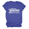 Dettaglio di una maglietta blu con elegante stampa bianca del messaggio Teacher - Taglia S / Top / blu retrò