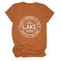 Gros plan d'un t-shirt orange rouille avec logo blanc 'What happens at the lake'. - S / Hauts / Orange Brûlé (Police Blanche)