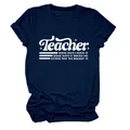 Primo piano di t-shirt blu scuro a maniche corte con citazione Teacher stampata - Taglia S / Top / Blu Notte