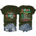 Detail van olijfgroen Teacher Summer Tour T-shirt met rugopdruk en denim shorts. - S / Tops / Legergroen (Witte Afdruk)