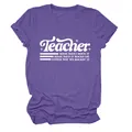 Vista ravvicinata di una t-shirt viola a maniche corte con stampa grafica Teacher - Taglia S / Top / Viola