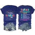 Gedetailleerd overzicht van het blauwe Teacher Freedom Tour t-shirt met kleurrijke print - S / Tops / Retroblauw (Witte Afdruk)