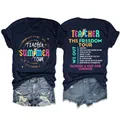 Marineblauw Teacher Summer Tour t-shirt met kleurrijke grafische print voor en achter - S / Tops / Marineblauw (Witte Print)