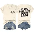Dames T-shirt met V-hals en 'If you ain't first you're last' racevlaggen print - S / Tops / Zand (Zwarte Print)