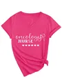 Detailansicht des Oncology Nurse Schriftzugs und Stethoskop-Grafik auf pinkem Shirt - Fuchsia
