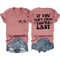 Detail van dames V-hals t-shirt in oudroze met de 'If You Ain't First You're Last' opdruk - Roségoud (Zwarte Print)