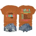 Detail van de voor- en achterkant van het oranje Teacher Summer Tour T-shirt. - S / Tops / Gebrand Oranje (Zwarte Print)
