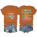 Voor- en achterkant detail van oranje Teacher Summer Tour T-shirt met denim short. - S / Tops / Gebrand Oranje (Witte Print)