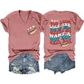 Rosa Damen V-Ausschnitt T-Shirt mit 4. Juli Hotdog-Druck Vorder- und Rückansicht - Roségold (Weiße Grafik)