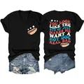 Vorder- und Rückansicht des schwarzen V-Ausschnitt-T-Shirts mit Hot-Dog-Grafikdruck. - Schwarz (Weiße Grafik)
