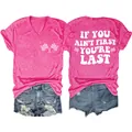 Gedetailleerde weergave van roze T-shirt met V-hals en IF YOU AIN'T FIRST YOU'RE LAST - Rozerood (Witte Print)