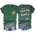 Detail eines grünen V-Ausschnitt-T-Shirts mit Hotdog-Druck und Grafiktext. - Vintage Grün