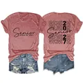 Vista frontale e posteriore di una maglietta grafica Senior Class 2027 rosso rosa - Taglia S / Top / Oro Rosa (Carattere Nero)