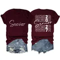 Vista dettagliata della t-shirt bordeaux Senior Class of 2027 da donna con girocollo. - Taglia S / Top / Borgogna