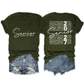 Vista dettagliata fronte e retro della t-shirt verde scuro Senior Class 2027 da donna - Taglia S / Top / Verde militare