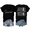 Vista dei dettagli grafici Senior Class of 2027 sul fronte e retro della t-shirt in cotone nera - Taglia S / Top / Nero