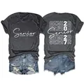 Vista dettagliata delle stampe fronte e retro della t-shirt grigia Senior Class 2027. - Taglia S / Top / grigio canapa scuro