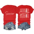 T-shirt rossa da donna a girocollo con grafica Senior Class of 2027 su fronte e retro - Taglia S / Top / Rosso